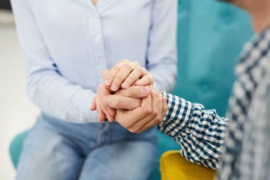 Terapi seansında veya destek grubunda el ele tutuşan iki kişinin kapatılması, kopya alanı