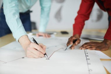 Strateji tartışırken ofiste toplantı sırasında grafik çizen iki çağdaş iş adamı nın yakın çekim , kopya alanı