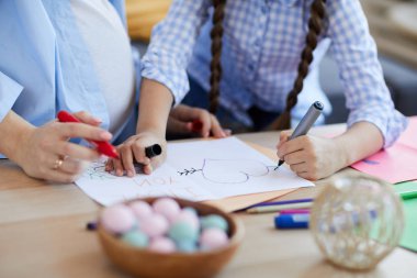 Anneler Günü'nde anne için el yapımı kart çizim tanınmayan küçük kız Orta bölüm portre , kopya alanı