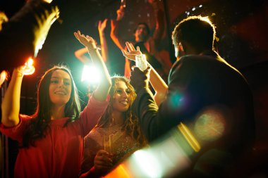 Şık bluzlar mutlu güzel kızlar şampanya içme ve gece kulübünde partide dans