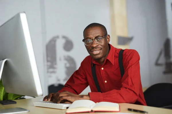 Retrato Hombre Negocios Africano Elegante Sentado Escritorio Mirando Cámara Mientras — Foto de Stock