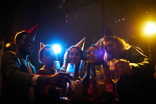 Group Cheerful Young People Party Hats Standing Row Holding Champagne — Stock Photo, Image