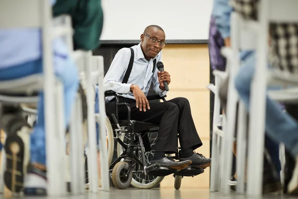 Erfolgreicher Behinderter Schwarzer Wissenschaftler Mit Brille Sitzt Rollstuhl Und Spricht — Stockfoto