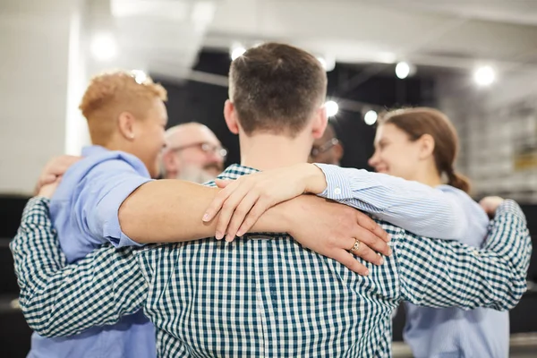 Vista Posterior Grupo Personas Abrazándose Todos Juntos Durante Sesión Terapia — Foto de Stock