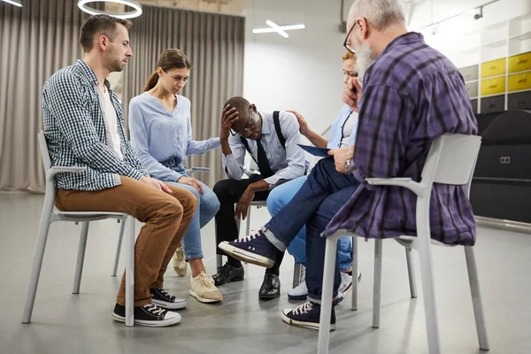 Retrato Completo Del Joven Afroamericano Que Comparte Problemas Con Grupo — Foto de Stock