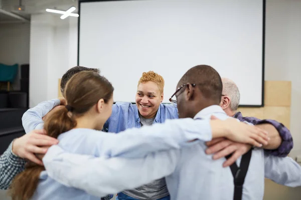 Grupo Personas Abrazándose Todos Juntos Durante Sesión Terapia Reunión Apoyo — Foto de Stock