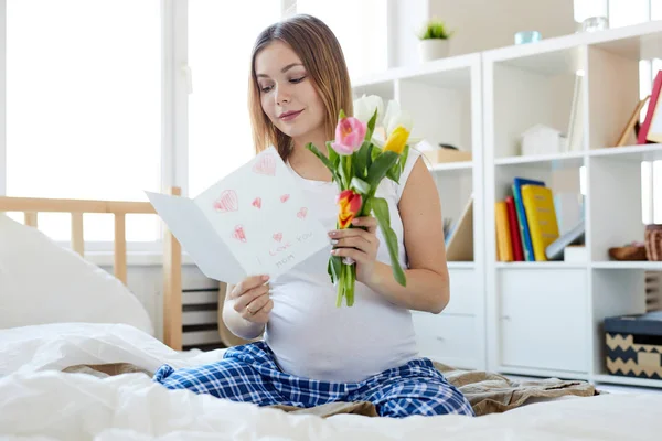 Retrato Longitud Completa Mujer Embarazada Sosteniendo Tarjeta Hecha Mano Día —  Fotos de Stock