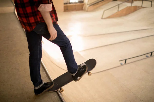 Anonymous Skater Standing Ramp Ready Stunts Extreme Park Copy Space — Stock Photo, Image