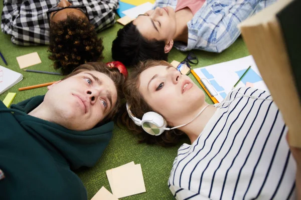 Närbild Innehåll Studenter Som Ligger Cirkel Golvet Med Självhäftande Noter — Stockfoto