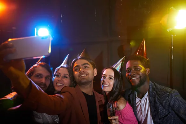 Verjaardagsfeestje Nachtclub Groep Van Positieve Jonge Multi Etnische Vrienden Partij — Stockfoto