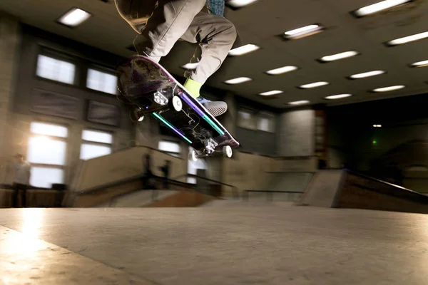 Azione Colpo Irriconoscibile Giovane Che Pattinaggio Acrobazia Allo Skateboard Park — Foto Stock