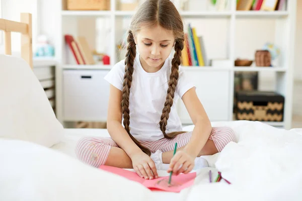 Портрет Милої Маленької Дівчинки Малює Картини Сидять Ліжку Затишній Дитячій — стокове фото