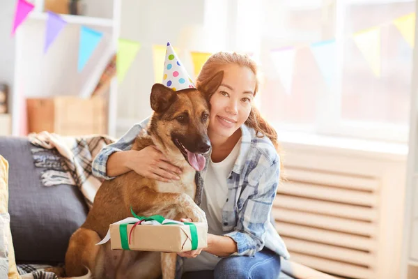 Retrato Mujer Asiática Abrazando Gog Mientras Celebra Cumpleaños Espacio Para —  Fotos de Stock