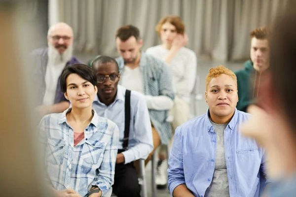 Grupo Personas Curiosas Con Ropa Casual Sentadas Sillas Escuchando Orador — Foto de Stock