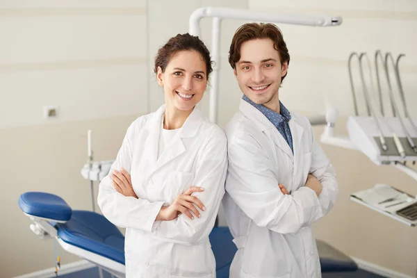 Cintura Para Cima Retrato Dois Dentistas Confiantes Sorrindo Para Câmera — Fotografia de Stock