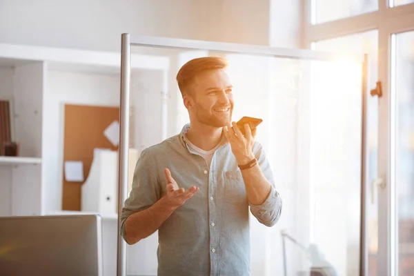 Retrato Cintura Hacia Arriba Del Joven Guapo Hablando Por Teléfono — Foto de Stock