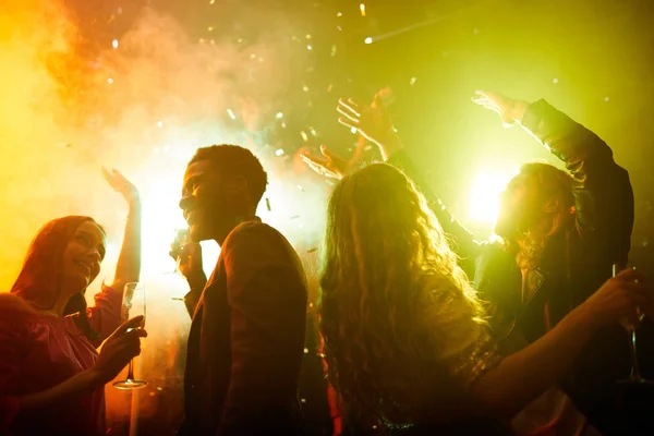 Multitud Jóvenes Libres Felices Multiétnicos Bebiendo Champán Bailando Humo Mientras — Foto de Stock