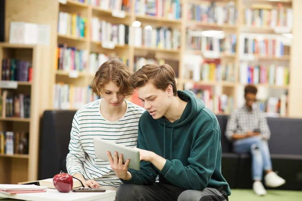 Jovens Estudantes Pensativos Concentrados Roupas Casuais Usando Tablet Digital Enquanto — Fotografia de Stock