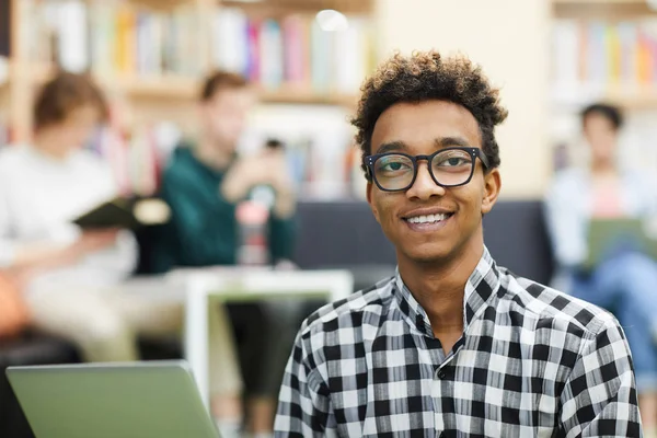 Lächelnd Aufgeregt Junge Afrikanische Männliche Studenten Mit Brille Tragen Schwarz — Stockfoto