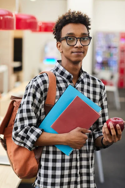 콘텐츠 아프리카계 미국인 셔츠와 가방을 도서관 지역에 사과를 — 스톡 사진