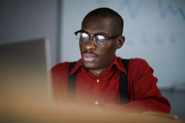 Portrét Moderního Afrického Podnikatele Který Dívá Obrazovku Přenosného Počítače Při — Stock fotografie