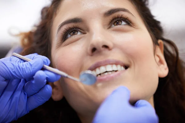 Close Portret Van Mooie Jonge Vrouw Liggend Tandheelkundige Stoel Glimlachend — Stockfoto