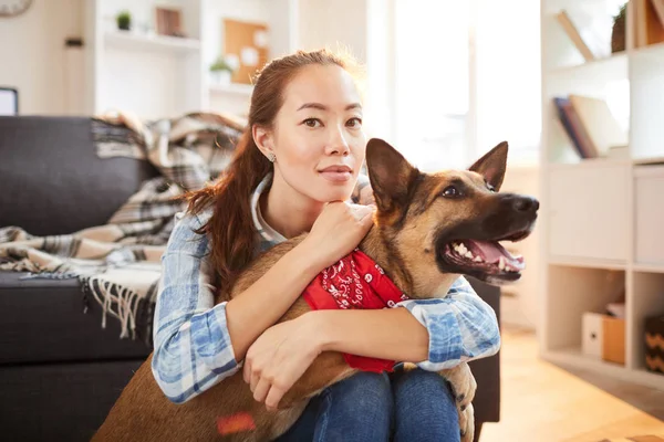 Retrato Una Joven Mujer Asiática Abrazando Perro Mirando Cámara Luz —  Fotos de Stock