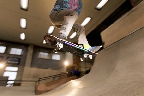 スケートボードパークで空中を飛ぶスケートトリックをしている匿名の若者のアクションショット フラッシュで撮影 — ストック写真