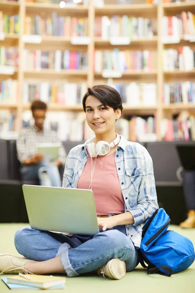 Menina Estudante Hipster Positivo Roupa Casual Sentado Com Pernas Cruzadas — Fotografia de Stock