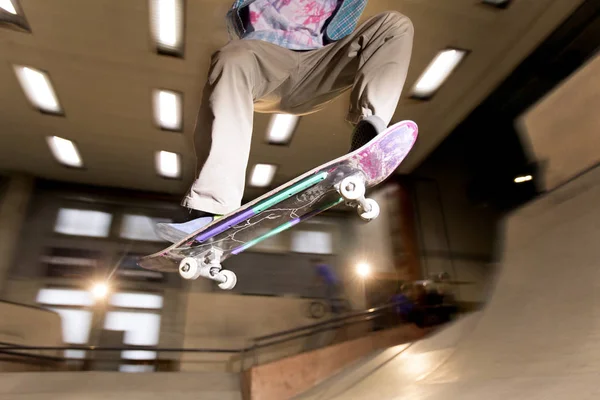 Action Shot Young Man Doing Skating Trick Flying Air Skateboard — Stock Photo, Image