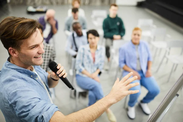 Pozytywny Sukces Trener Biznesowy Casual Shirt Wskazując Rękę Mówienie Mikrofonu — Zdjęcie stockowe
