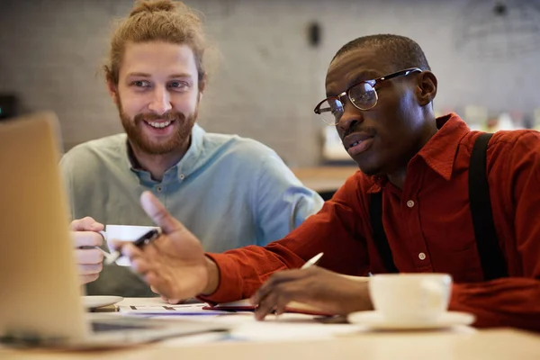 Retrato Hombre Negocios Afroamericano Contemporáneo Apuntando Pantalla Del Portátil Mientras — Foto de Stock