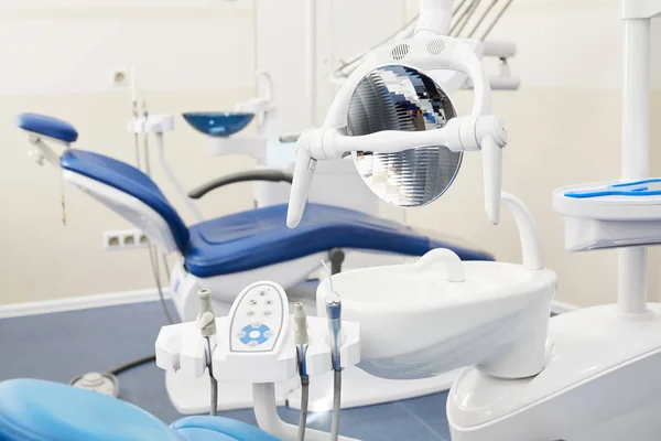 Boş Diş Hekimleri Ofisinde Diş Sandalye Ekipman Arka Plan Görüntüsü — Stok fotoğraf