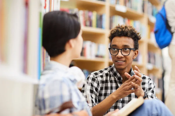 Conteúdo Estudantes Inter Raciais Inteligentes Roupas Casuais Sentados Chão Biblioteca — Fotografia de Stock