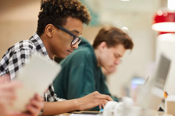 深刻な集中した黒人学生は テーブルに座って ラップトップを使用してコーディングに集中した眼鏡で — ストック写真