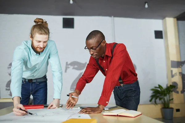 Retrato Dos Hombres Negocios Contemporáneos Discutiendo Estrategia Mientras Dibujan Gráficos — Foto de Stock