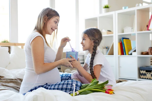 Pełna Długość Portret Cute Little Girl Dając Prezent Dla Mamy — Zdjęcie stockowe