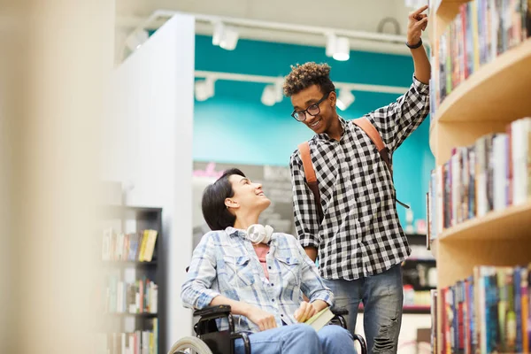 Allegro Bel Ragazzo Nero Con Acconciatura Afro Che Aiuta Studentessa — Foto Stock