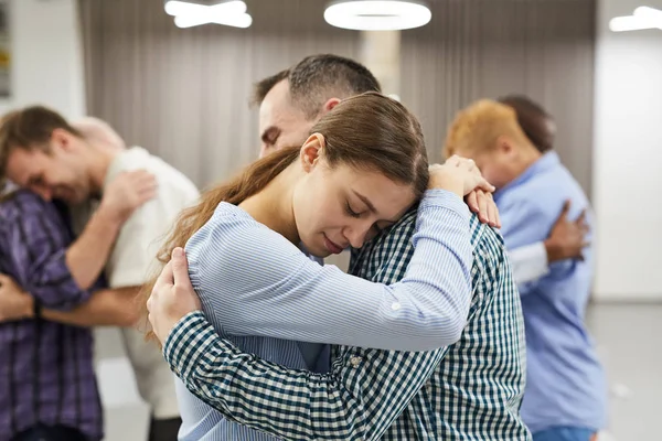 Ritratto Vita Persone Che Abbracciano Durante Sessione Terapia Gruppo Concentrarsi — Foto Stock