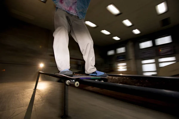 スケートボードパークで空中を飛ぶスケートスタントをしている認識できない若者の低セクションアクションショット フラッシュで撮影 — ストック写真