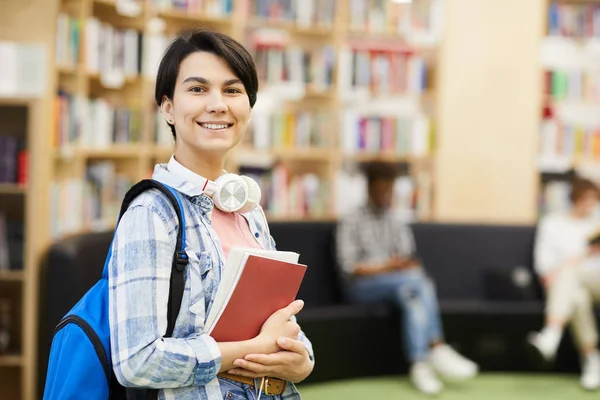 Pozytywna Pewna Studentka Uczelni Uniwersyteckiej Białymi Słuchawkami Szyi Noszących Niebieską — Zdjęcie stockowe