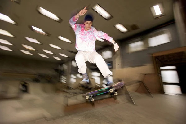 Azione Colpo Giovane Che Acrobazia Pattinaggio Volare Aria Allo Skateboard — Foto Stock