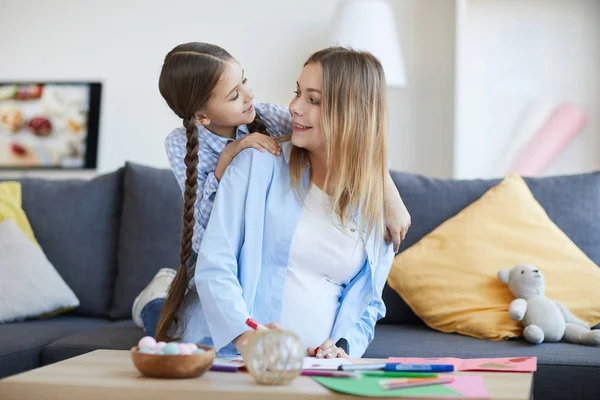 Retrato Cintura Hacia Arriba Madre Joven Divirtiéndose Con Pequeña Hija — Foto de Stock