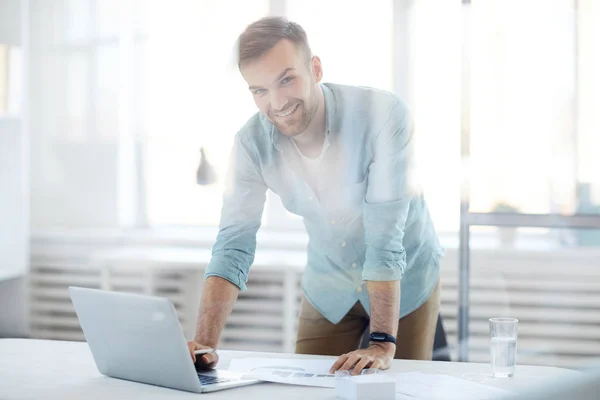 Retrato Joven Guapo Apoyado Sobre Mesa Usando Ordenador Portátil Oficina — Foto de Stock