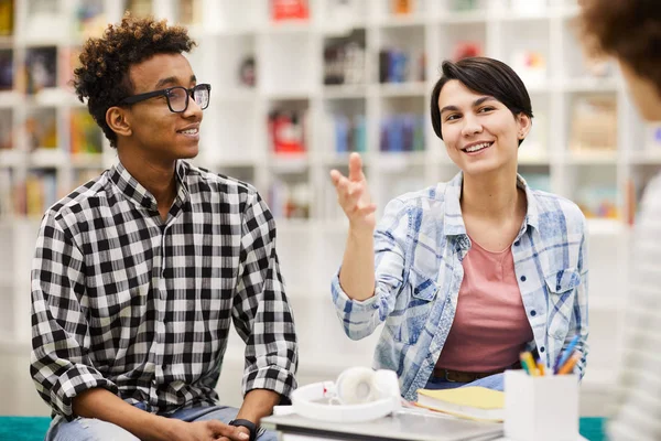Cheerful Creative Interracial Students Casual Clothing Sitting Library Discussing Ideas — Stock Photo, Image