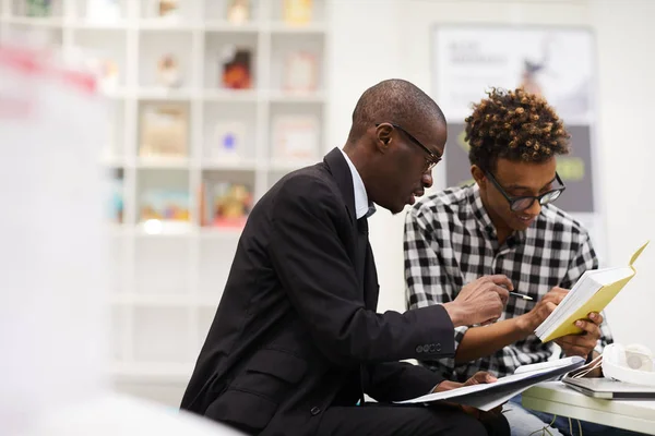 Estudiantes Inteligentes Escuelas Negocios Afroamericanas Sentados Mesa Analizando Información Libro — Foto de Stock