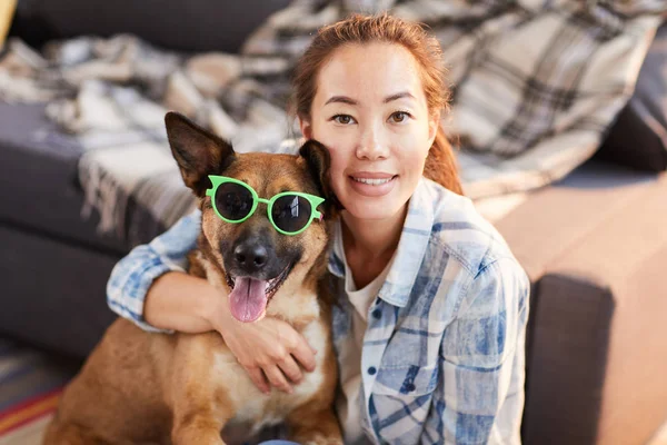 Retrato Una Mujer Asiática Sonriente Posando Con Perro Mascota Usando —  Fotos de Stock
