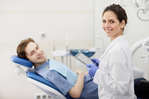 Talia Się Portret Kobiecego Dentysty Uśmiecha Się Szczęśliwie Aparacie Podczas — Zdjęcie stockowe
