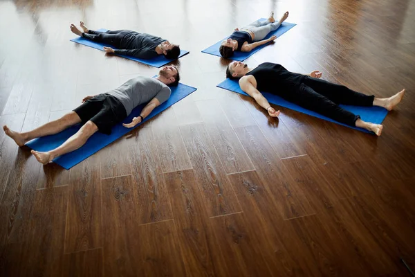 Yoga Pratiğinin Sonunda Uyurken Daire Içinde Paspaslar Üzerinde Yatan Savasana — Stok fotoğraf