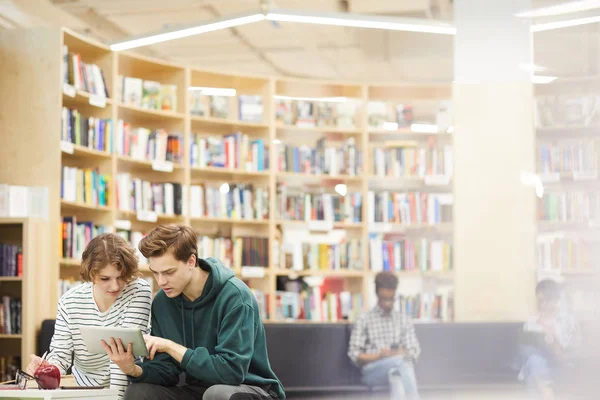 Allvarliga Koncentrerade Unga Studenter Casual Kläder Sitter Moderna Biblioteks Området — Stockfoto